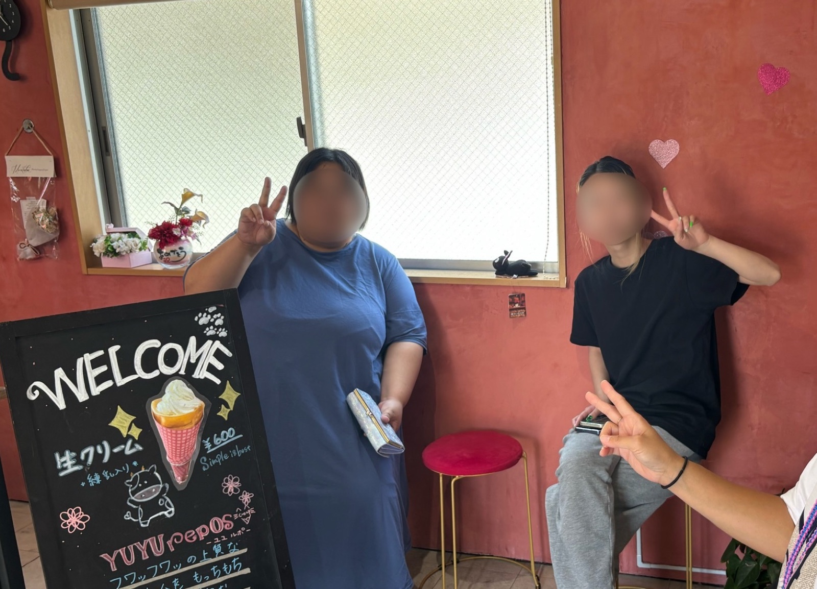 YUYUreposの店内で記念写真を撮る様子