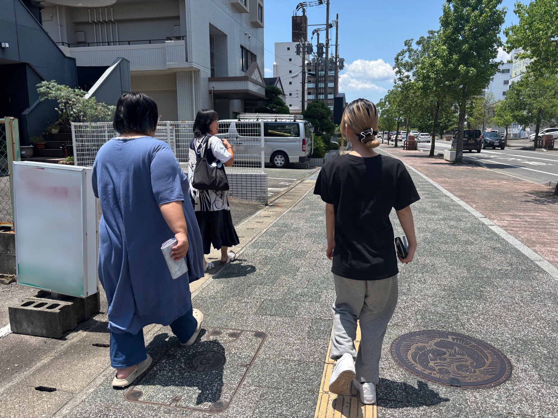 晴れた日にALOHAから近くのクレープ屋さんへ歩いて向かう様子