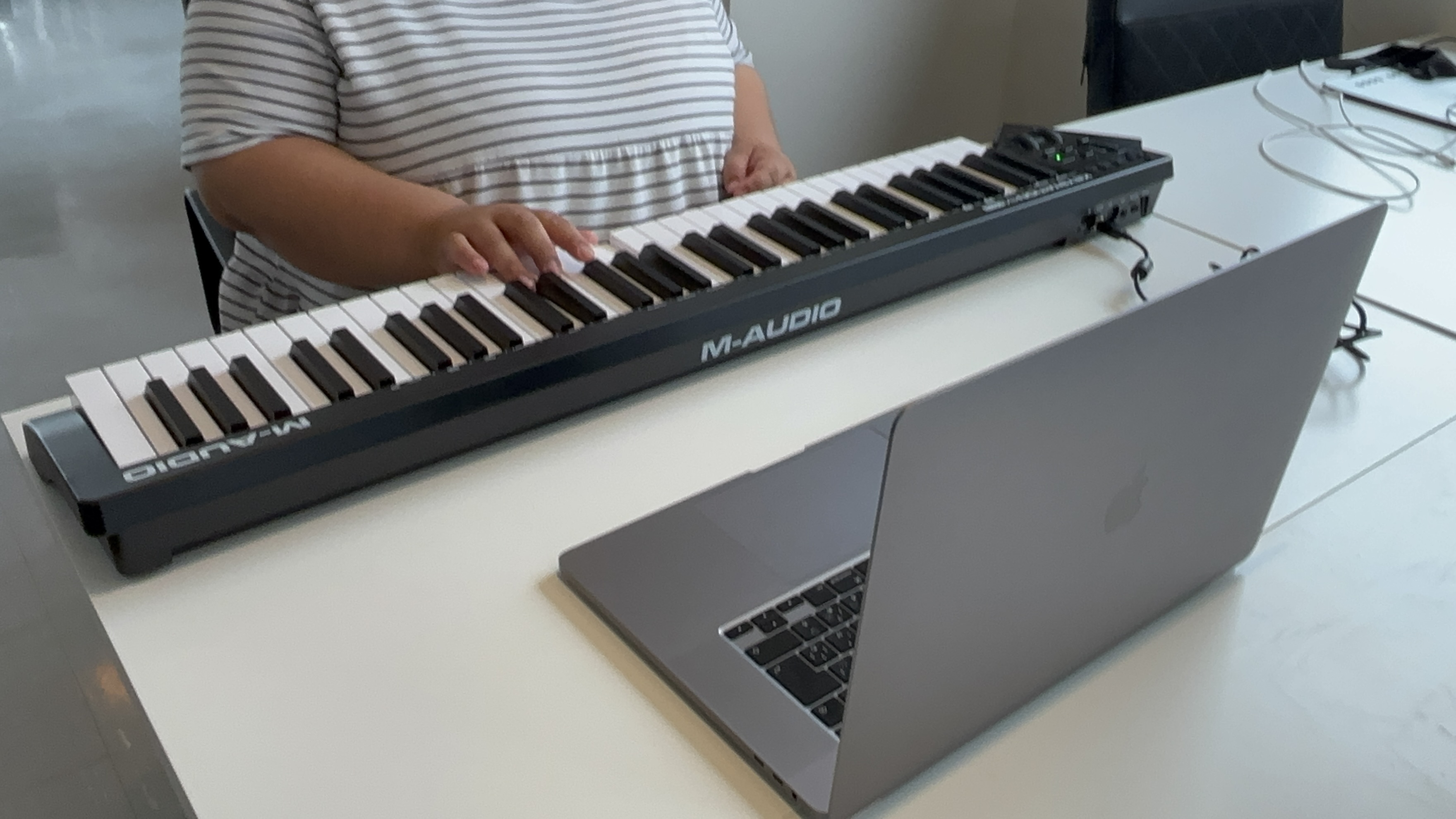 休憩時間にMIDIキーボードを弾くALOHAの利用者様