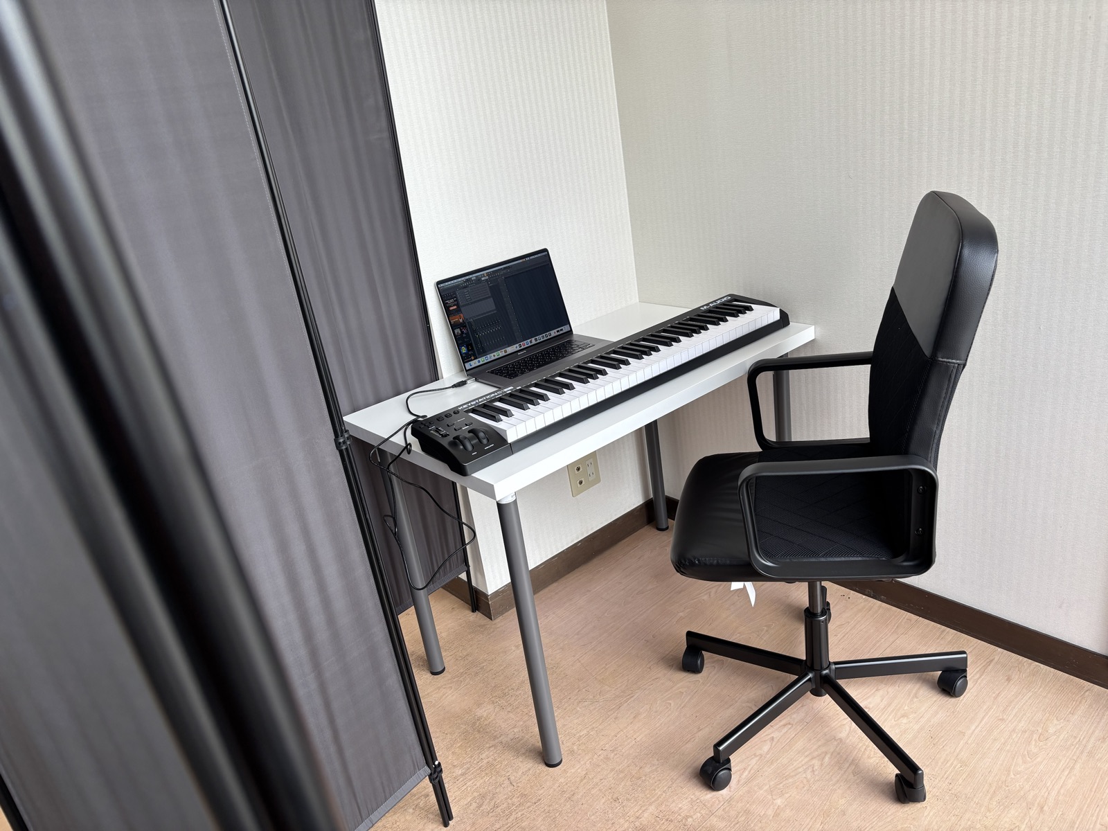 パーテーションで区切られた佐賀ALOHAの個別スペース