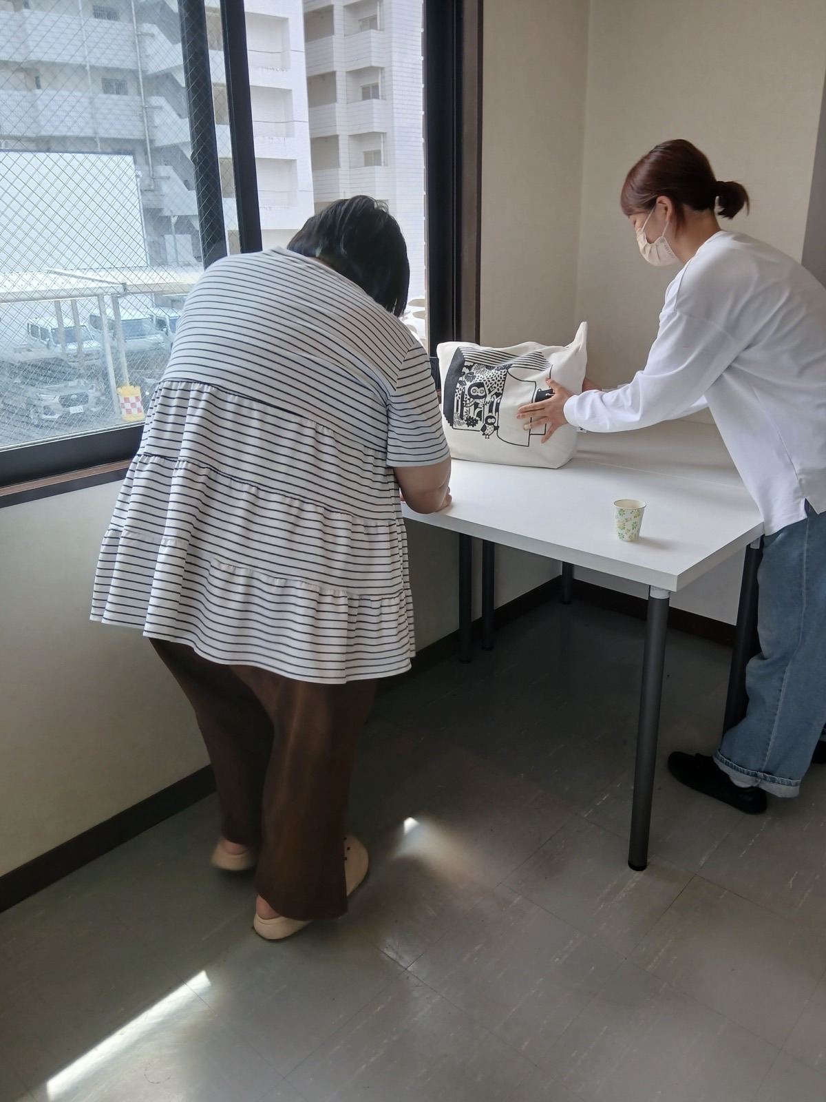 佐賀ALOHAで、スタッフが利用者様と一緒に手を動かしながら作業に取り組む様子